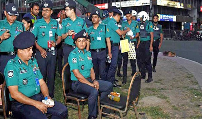 রাস্তায় ইফতার করলেন ডিএমপি কমিশনার